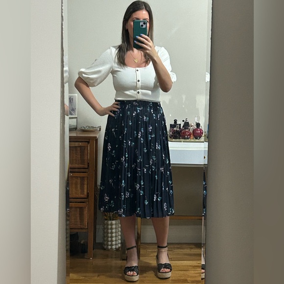 Banana Republic Dresses & Skirts - Pleated BR midi skirt